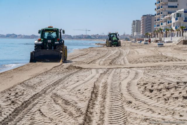 El Ayuntamiento de Cartagena refuerza el operativo de limpieza del litoral en su apuesta por playas limpias, seguras y de calidad