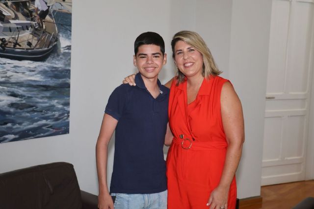 La alcaldesa recibe al joven Ignacio Gonzálvez tras superar diez duros meses de enfermedad en Roma