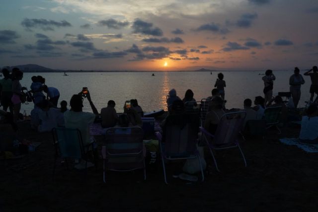 Cartagena disfruta del eclipse solar con amigos y en familia en una jornada marcada por la normalidad