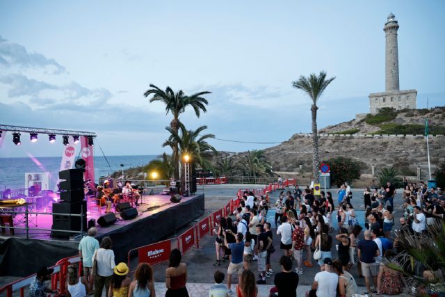 Cerca de 7.000 personas disfrutan del festival Cabo de Pop, que combina música independiente, actividades náuticas y sostenibilidad
