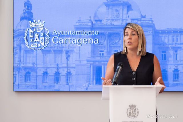 La alcaldesa de Cartagena reclama al Gobierno que intensifique la vigilancia de las costas tras la llegada de una patera a Cala del Barco