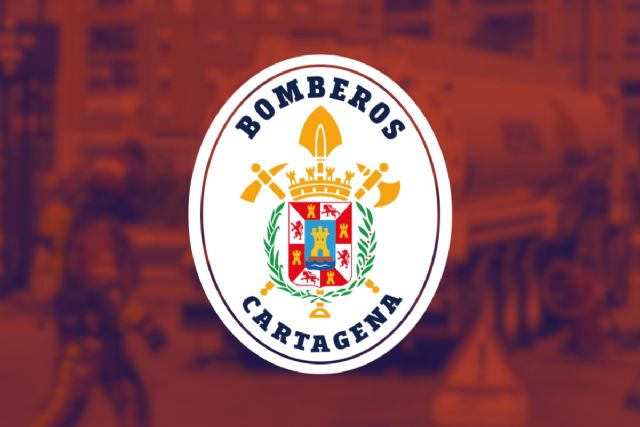 Bomberos y Policía Local intervienen tras el derrumbamiento de parte de una vivienda en San Antón