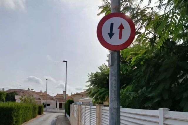 Cartagena renueva cerca de un centenar de señales verticales para mejorar la seguridad vial en Molinos Marfagones