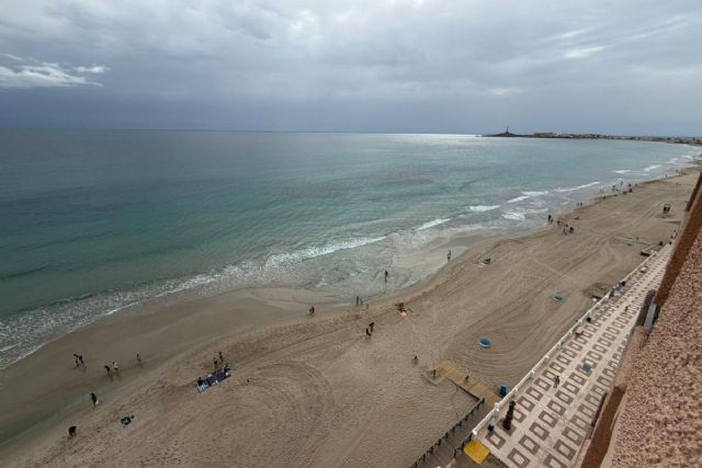 Izada la bandera roja en todo en el litoral este y oeste de Cartagena tras detectarse que el mar se ha retraído varios metros
