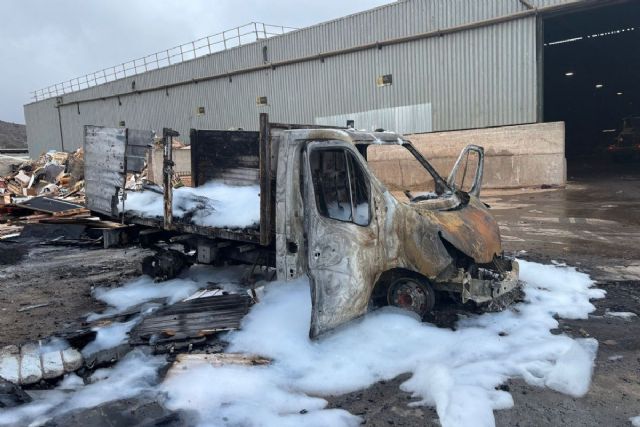 El incendio de un camión causa daños en una nave de la planta de reciclaje de El Gorguel