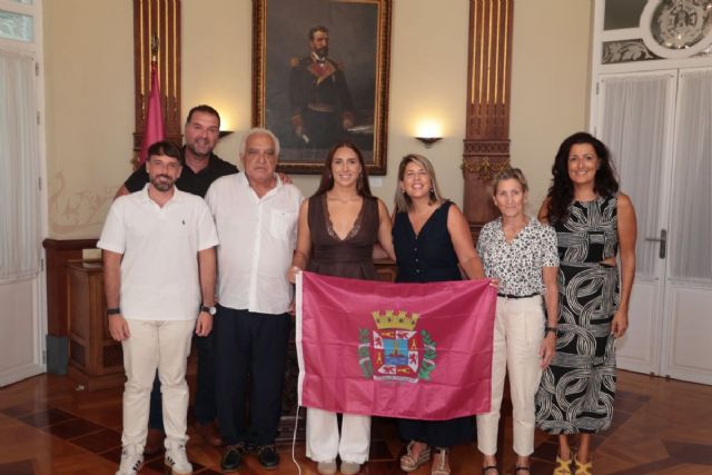 La alcaldesa recibe a la nadadora cartagenera Alba Rubio, incluida en el programa España 2028 de jóvenes con proyección internacional