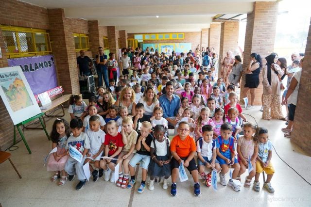 La alcaldesa de Cartagena llama a las familias a garantizar la asistencia a clase y a prevenir el absentismo escolar