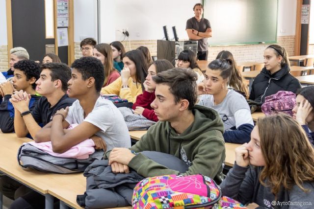 El Ayuntamiento ofrece a los jóvenes espacios de aprendizaje y reflexión para complementar su formación