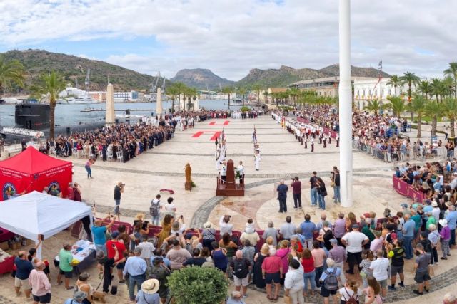 La alcaldesa reivindica el papel ciudadano en la defensa de España durante la Jura de Bandera 