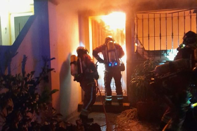 Bomberos del Ayuntamiento de Cartagena extinguen un incendio en un dúplex de Playa Honda
