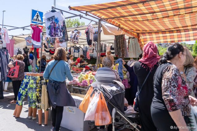 El Mercadillo de Barrio Peral abre este lunes día de la Fiesta Nacional
