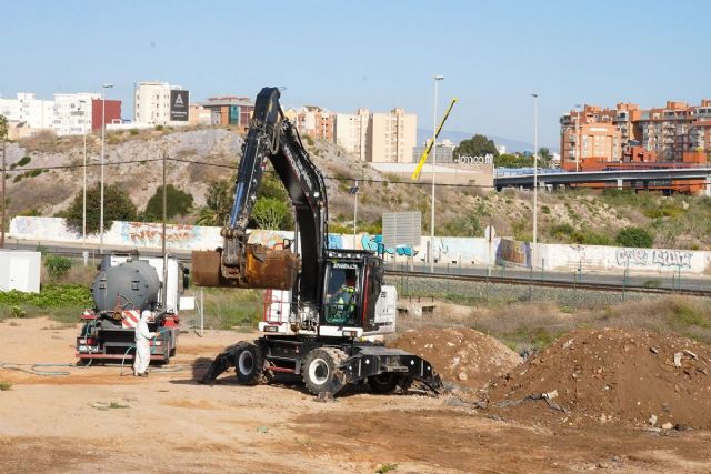 El Ayuntamiento retoma la retirada de residuos de Los Mateos para completar esta fase en dos días