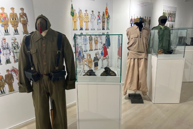 Una exposición repasa en la sala Domus del Pórtico la evolución de las prendas militares de Calzados Segarra