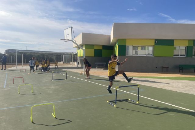 Arranca el Programa ADE en CEIP La Aljorra con la actividad de acercamiento al atletismo con el UCAM Atletismo Cartagena