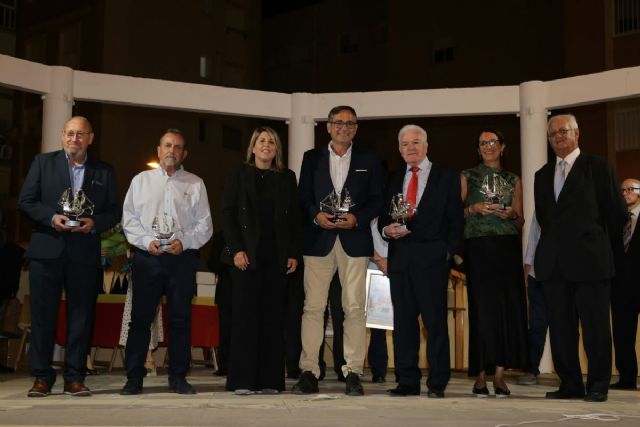 La Asociación de Vecinos de la Urbanización Mediterráneo entrega sus premios Carabela de Plata 2026
