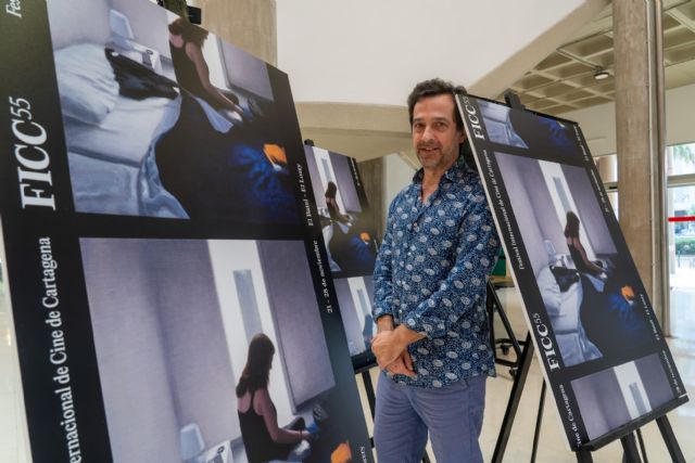 Gonzalo Sicre firma el cartel del FICC55, que se celebra del 21 al 28 de noviembre con el lema ´Todo por desvelar´
