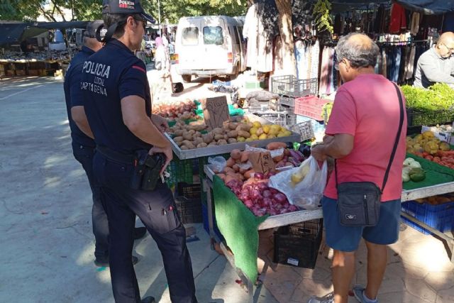 La Policía Local de Cartagena supervisará precios, tickets y hojas de reclamaciones en los mercados del municipio