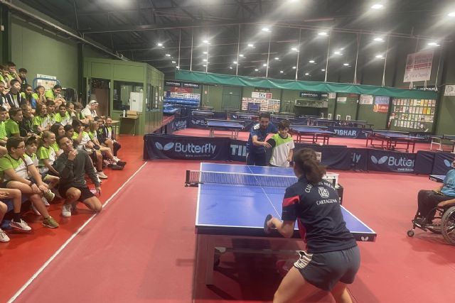 Escolares del Colegio Carmelitas participan en una jornada de iniciación al tenis de mesa