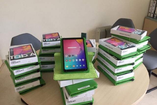 La concejalía de Educación empieza a repartir tablets para que alumnos vulnerables puedan acceder a sus clases telemáticas