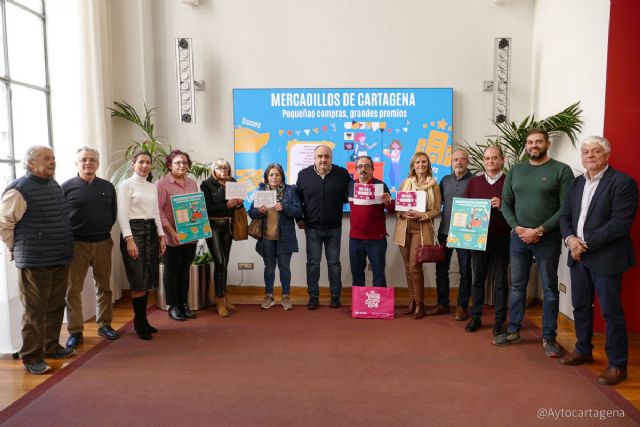 Los ganadores del sorteo navideño de los mercados ambulantes de Cartagena ya han recogido sus premios