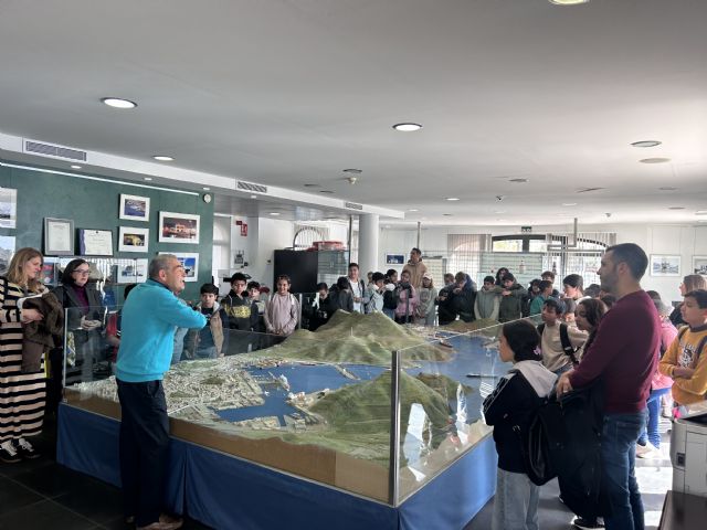 Más de 2.200 personas han participado en 2025 en el programa educativo 'Conoce Tu Puerto'