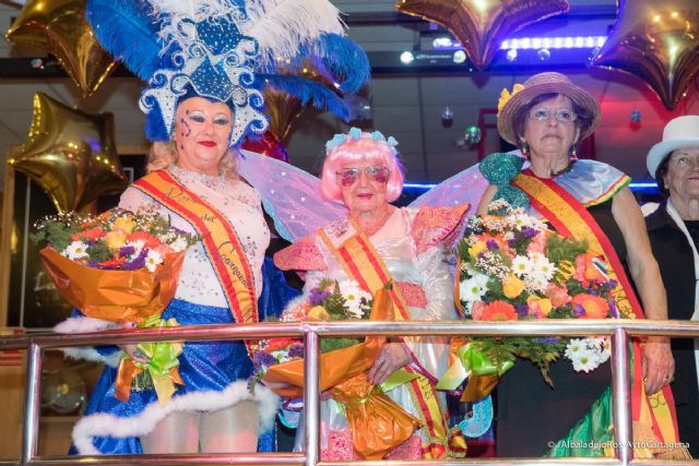 Maria Martinez, de 98 años, Reina del Carnaval de Mayores por su fantasia y vitalidad