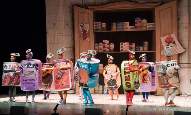 Los de Roquetas se imponen en el Concurso de Chirigotas embutidos en sus latas de conserva