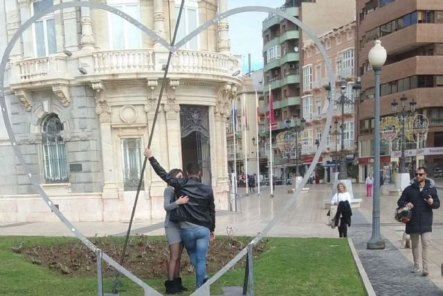 El Ayuntamiento decorará con flores un corazón en Héroes Cavite con motivo de San Valentín