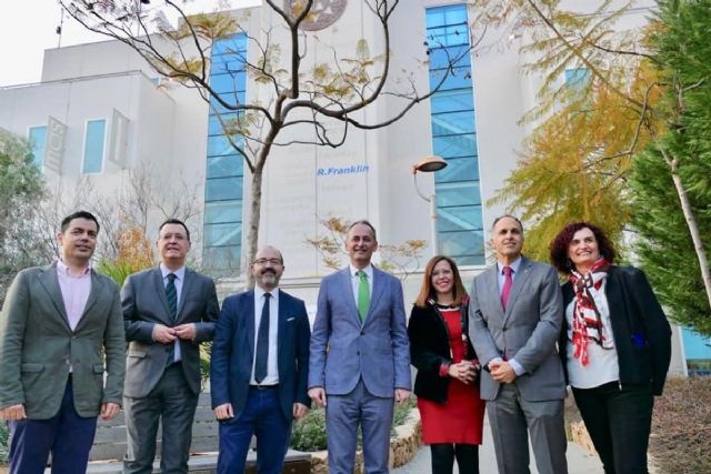 La química Rosalind Franklin ya tiene su nombre inscrito en la fachada del centro I+D+i de la UPCT