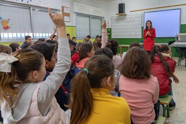 La alcaldesa de Cartagena explica a los alumnos del colegio de Pozo Estrecho cómo funciona el Ayuntamiento