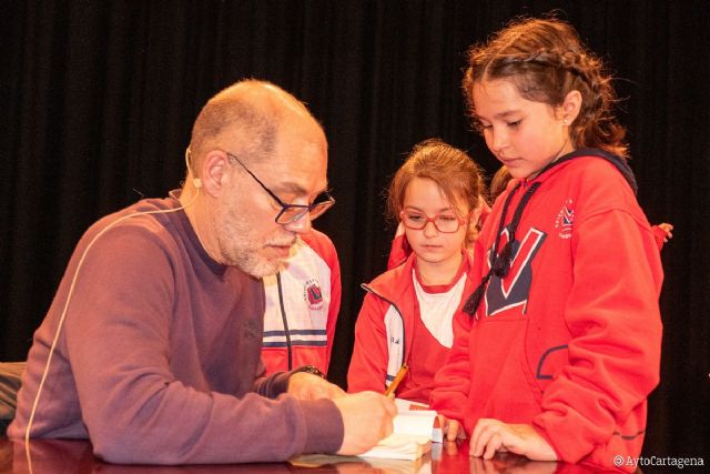 El escritor Pablo Aranda visita el Luzzy con su libro: El colegio más raro del mundo