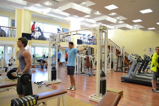 Mejoras en equipamiento deportivo, zonas de estudio y coworking, más libros de ocio y talleres inclusivos