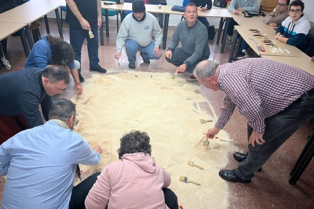 Las personas con discapacidad de Cartagena aprenden sobre arqueología en un taller adaptado