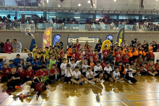 Cien niños dan sus primeros pasos en el balonmano en el Palacio de Deportes de Cartagena