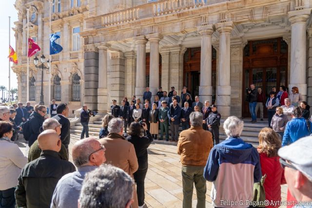 Cartagena guarda un minuto de silencio por los guardias civiles fallecidos en Barbate