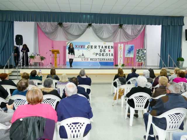 Maria Antonia Ruiz, vencedora del  XVII Certamen de Poesia Centro de la Mujer de la Urbanizacion Mediterraneo