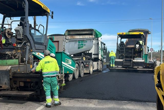 El Ayuntamiento renueva asfalto en Víctor Beltrán, Los Dolores y El Albujón