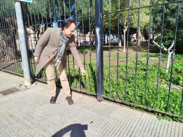 El PCAN denuncia que la base de la valla del Parque Antoñares está podrida y puede causar víctimas mortales