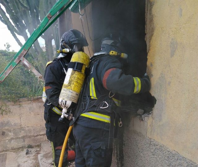Bomberos de Cartagena sofocan el incendio de un garaje en Galifa