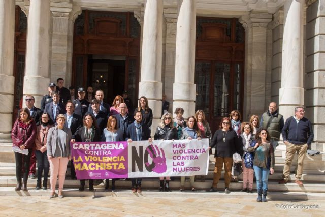 Minuto de silencio en Cartagena por la mujer asesinada en Murcia