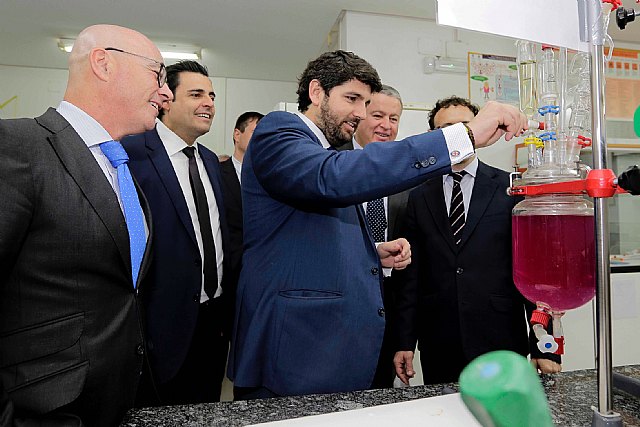 López Miras: 'Es un orgullo para la Región que el Centrode Formación Profesional Ocupacional de Cartagena sea referente nacional en Química'