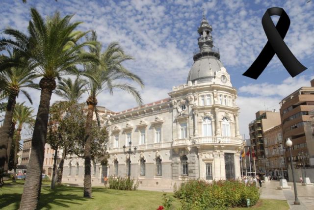 Minuto de silencio por la mujer asesinada en Murcia