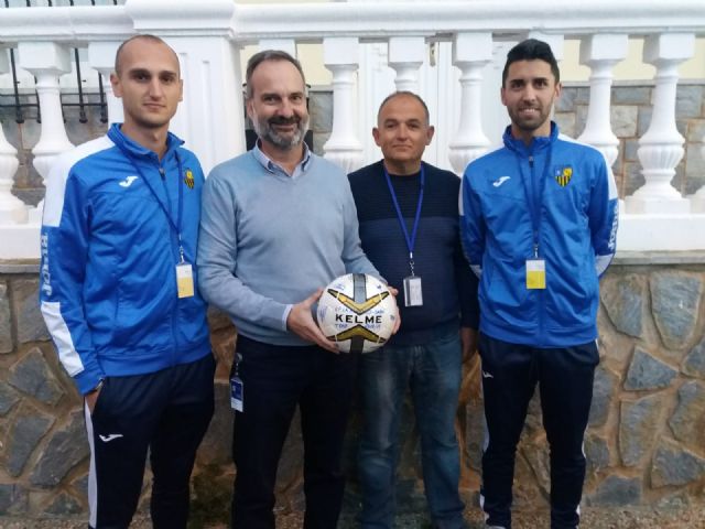 El equipo EF La Aljorra-SABIC visita el complejo industrial de la compañía