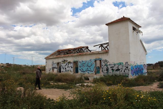 Cs denuncia que no se ha vallado ni demolido la antigua depuradora de Barrio Peral para evitar daños y accidentes
