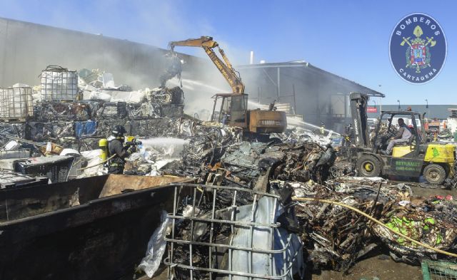 Sofocado un incendio en una chatarrería del Polígono Industrial Cabezo Beaza
