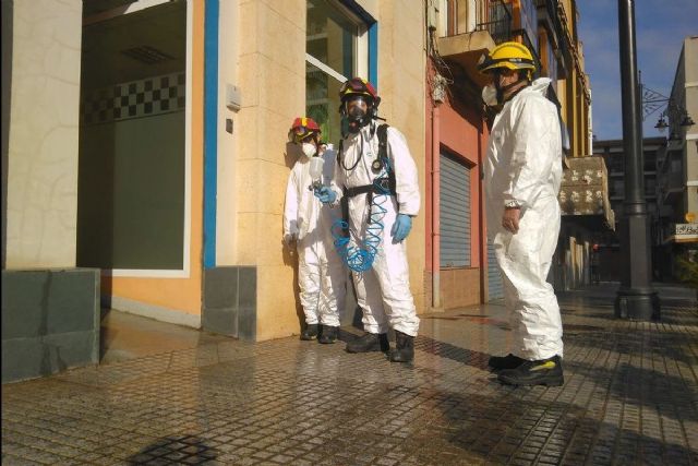 Bomberos del Ayuntamiento de Cartagena desinfectan los cuarteles de la Policía Local