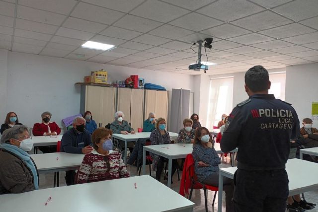 La Escuela de Seguridad Pública imparte una charla sobre seguridad para mayores en la Cruz Roja