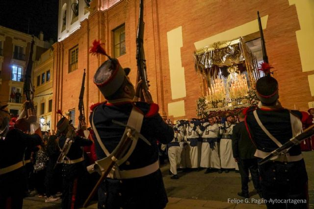 La lluvia obliga a los Californios a recoger antes de tiempo su primera procesión