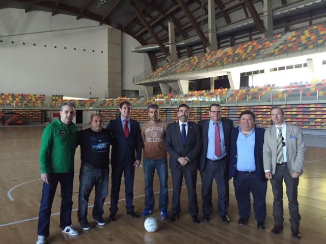 Echó a rodar el balón en el palacio de deportes