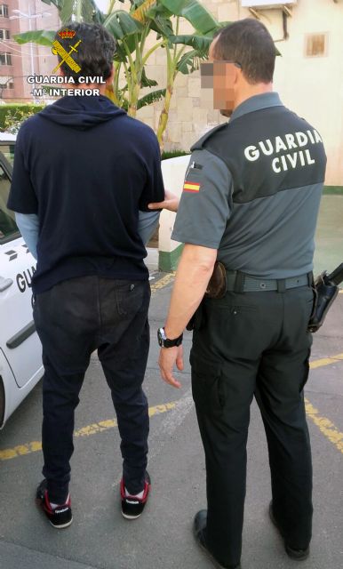 La Guardia Civil esclarece una docena de robos con fuerza en vehículos